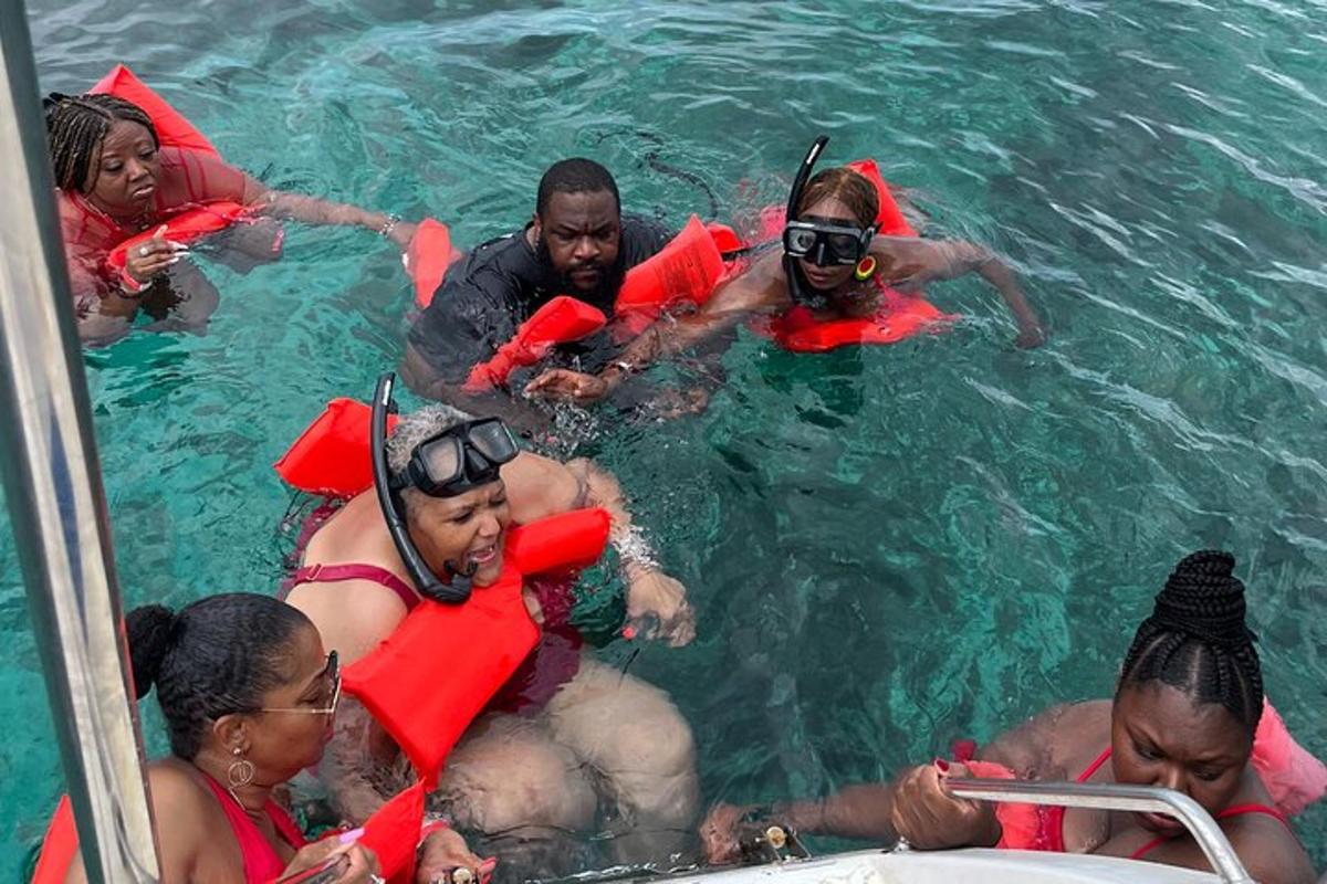 un grupo de personas en el agua en un barco