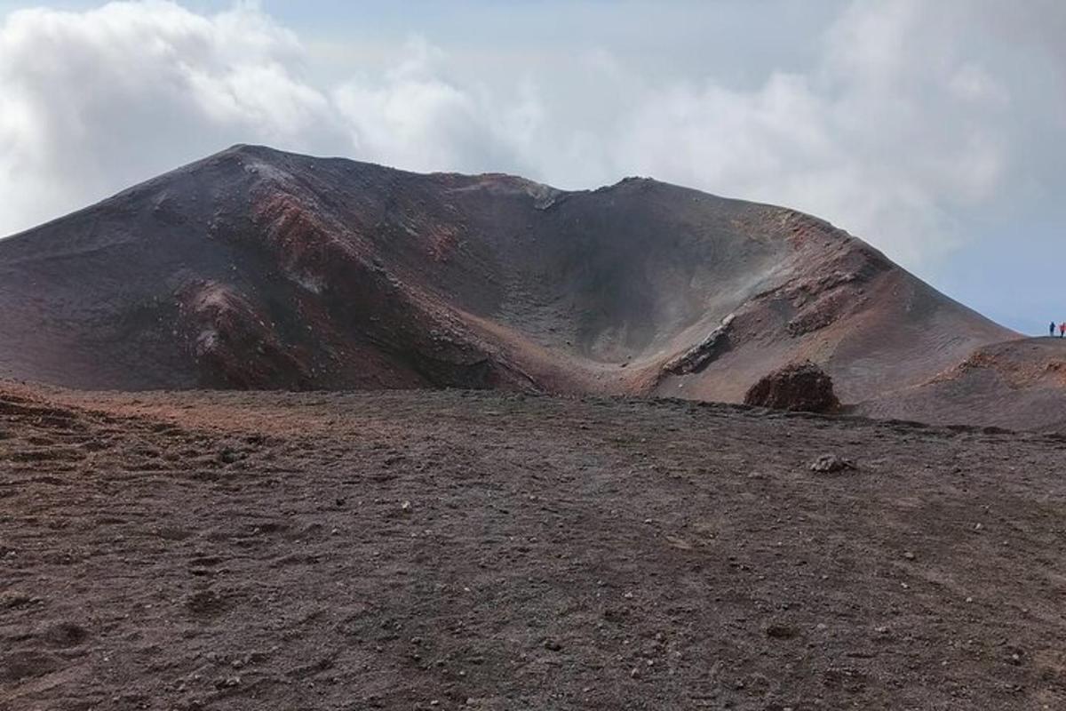 uma grande montanha no topo de uma colina de terra