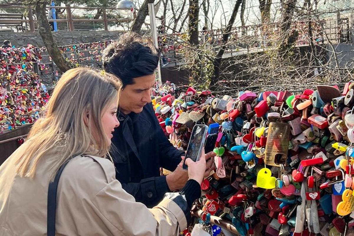 muž a žena se dívají na mobilní telefon
