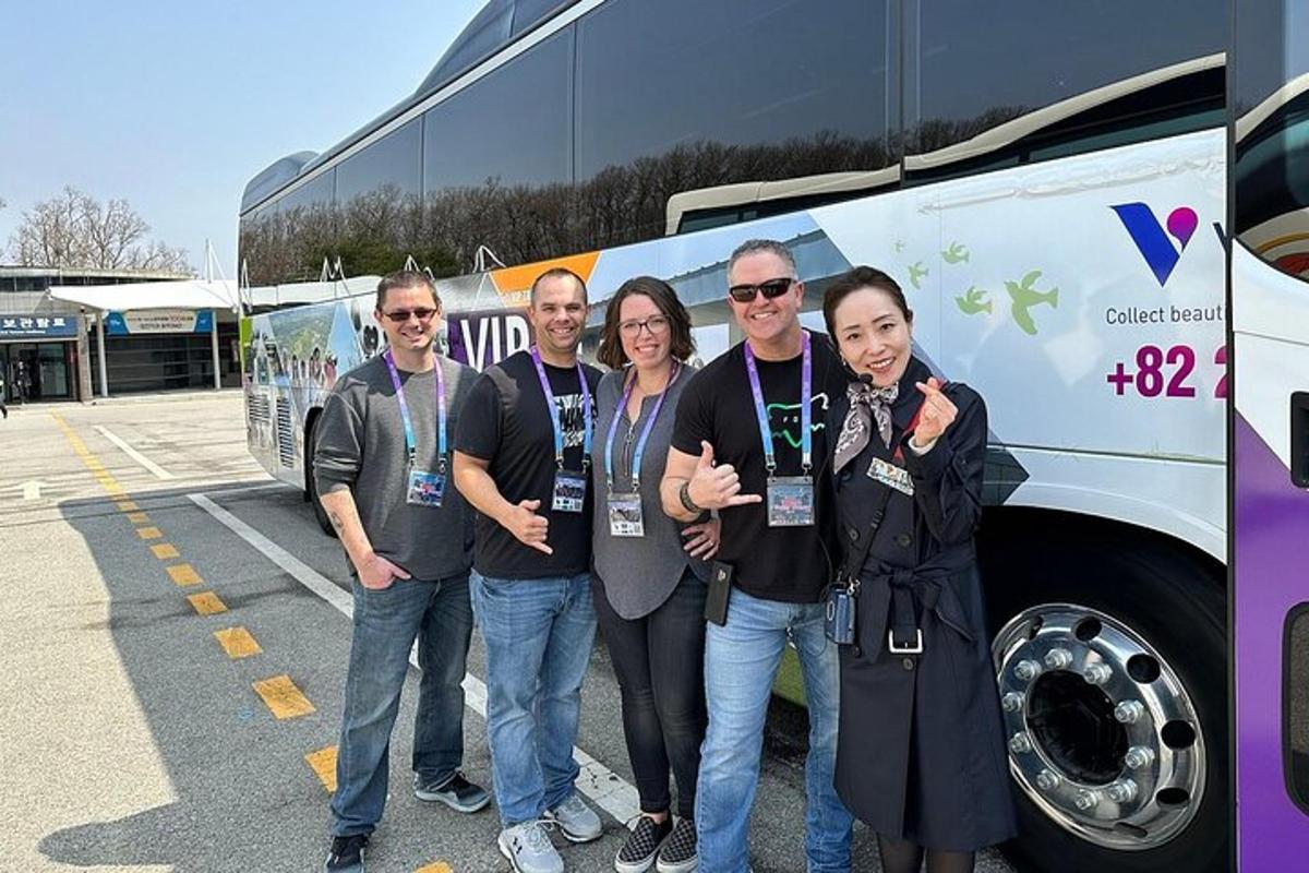 skupina lidí stojících před autobusem