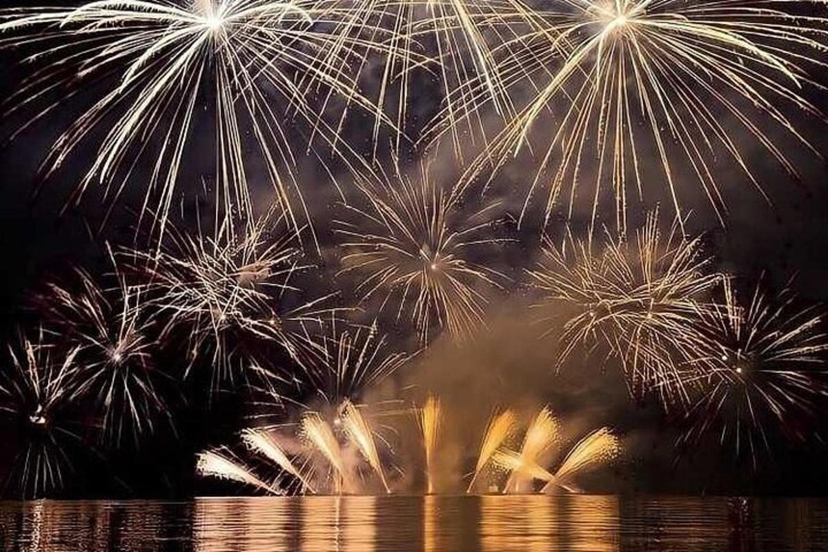un grup de focs artificials que exploten al cel sobre l'aigua