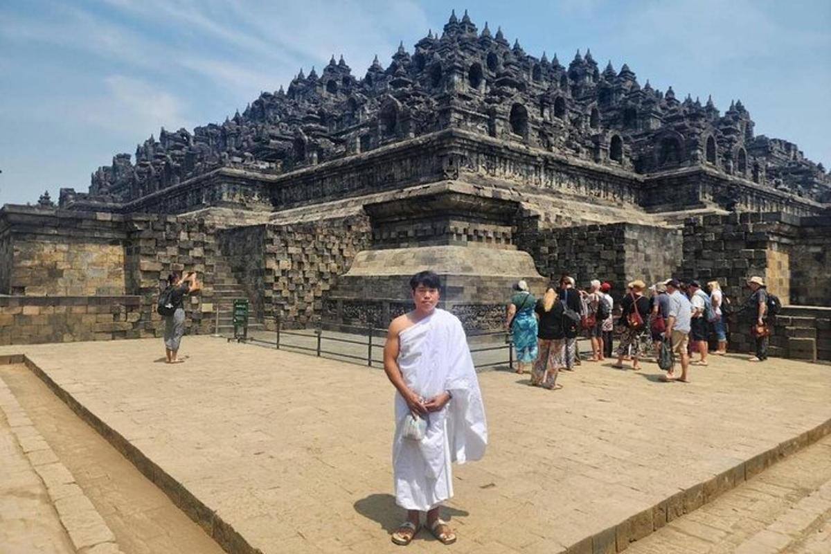 seorang lelaki berdiri di hadapan sebuah bangunan besar