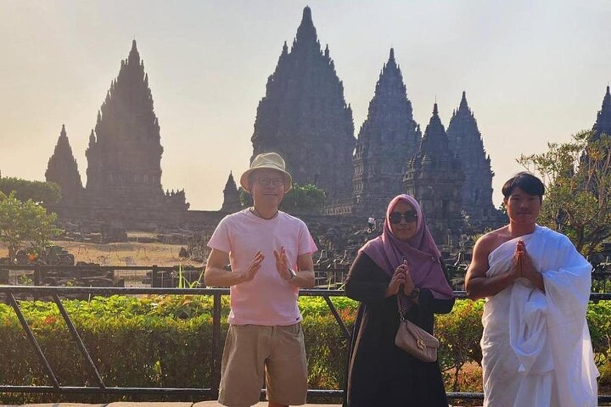 sekumpulan orang berdiri di hadapan kuil