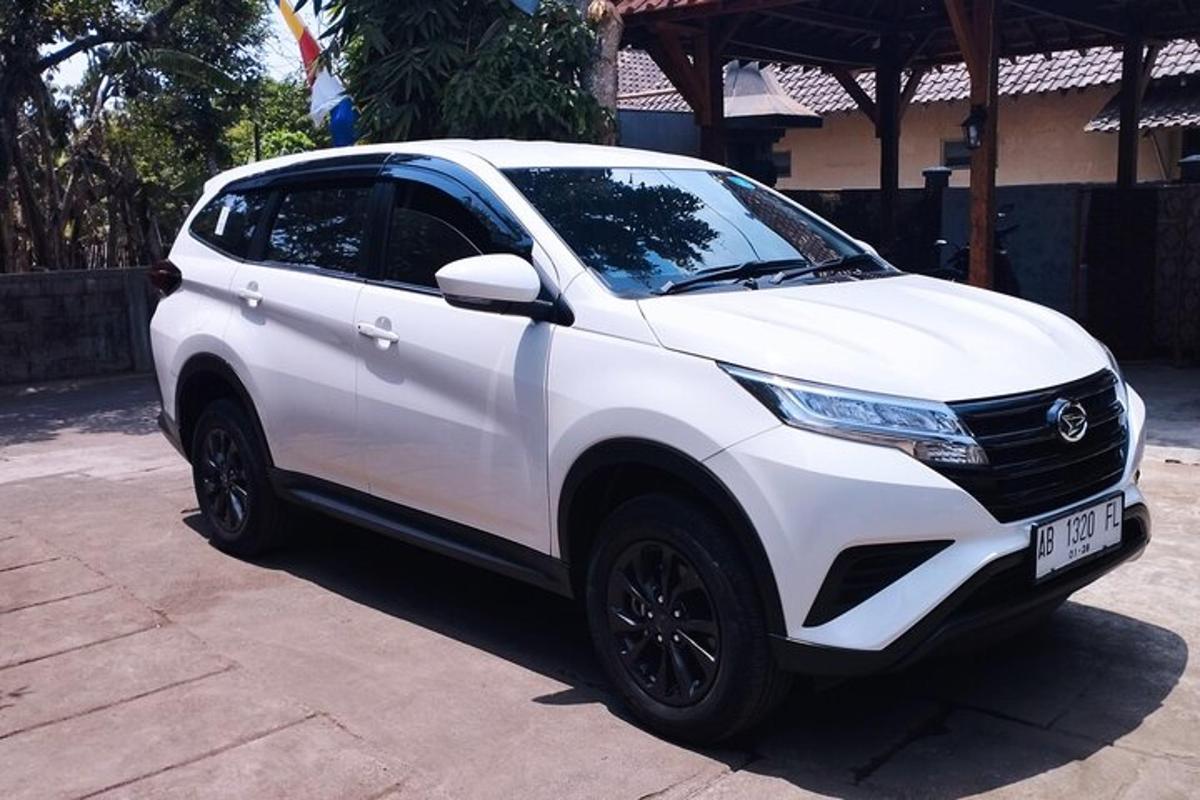 sebuah suv putih diletakkan di tepi jalan