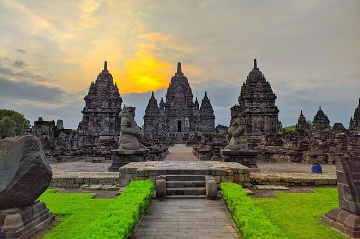 sekumpulan kuil dengan latar belakang matahari terbenam