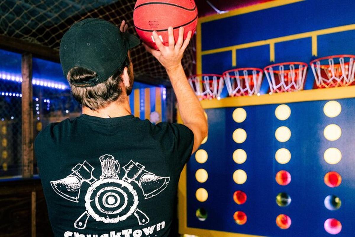 muž držící basketbalový míč v tělocvičně