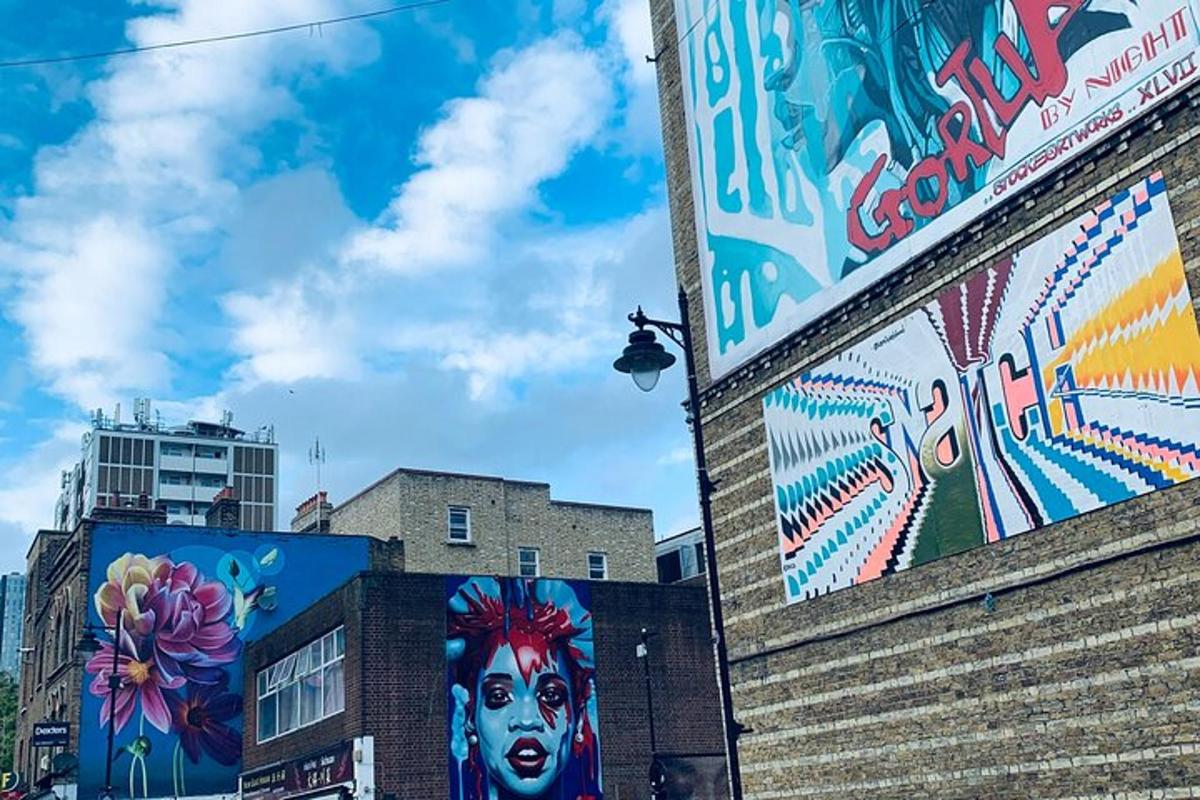 un edificio con graffiti sul lato