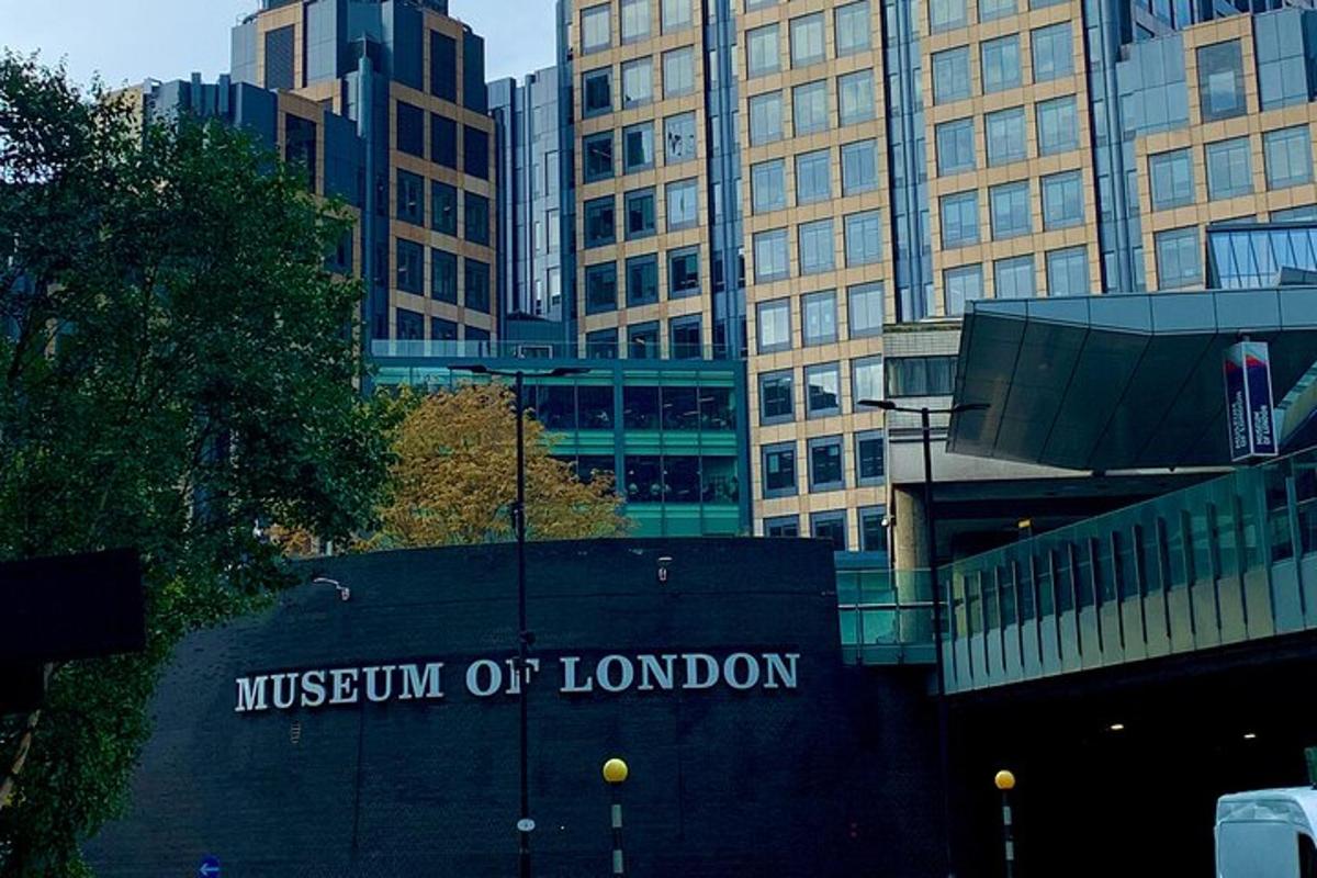 auseum of london sign di hadapan bangunan tinggi