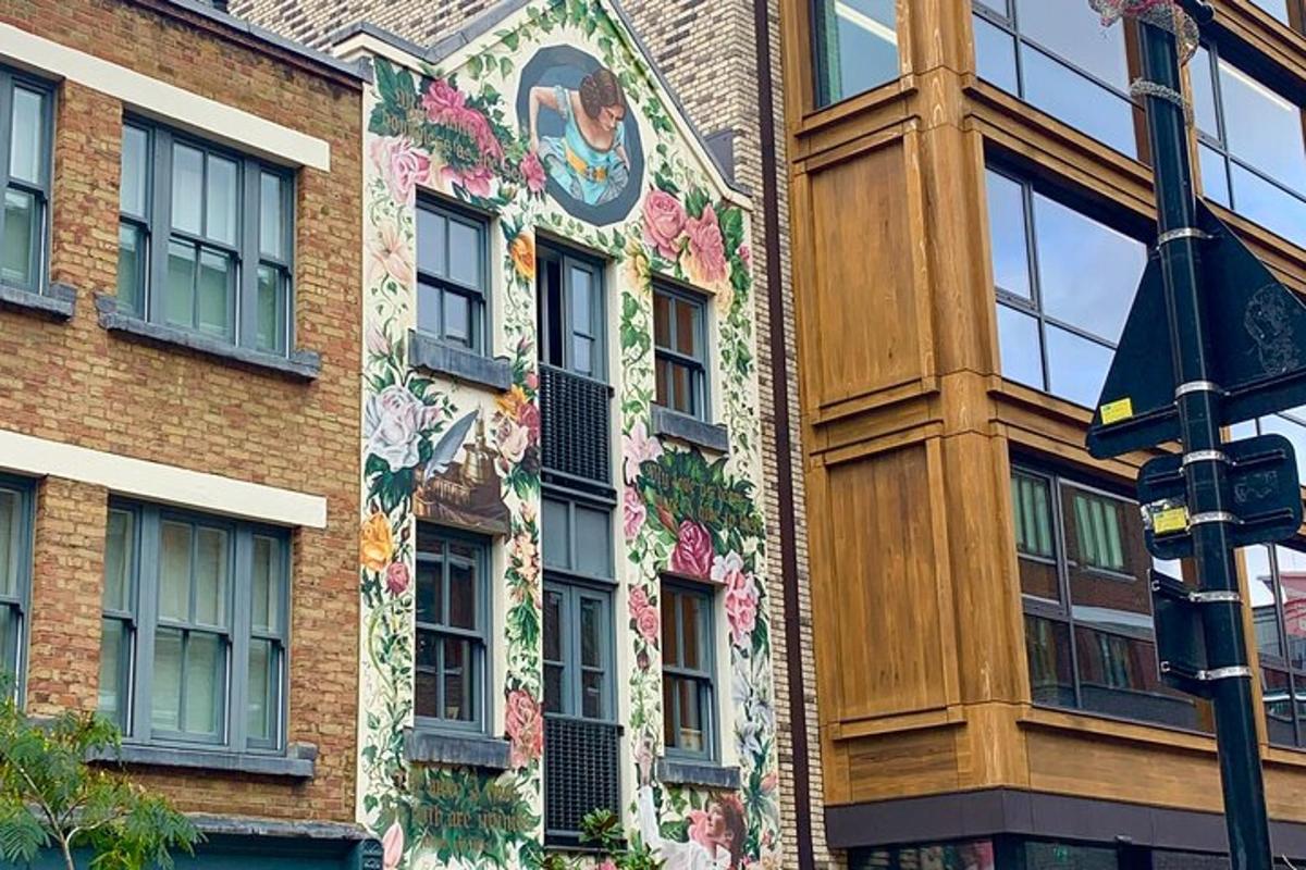 un edificio con un murale sul lato