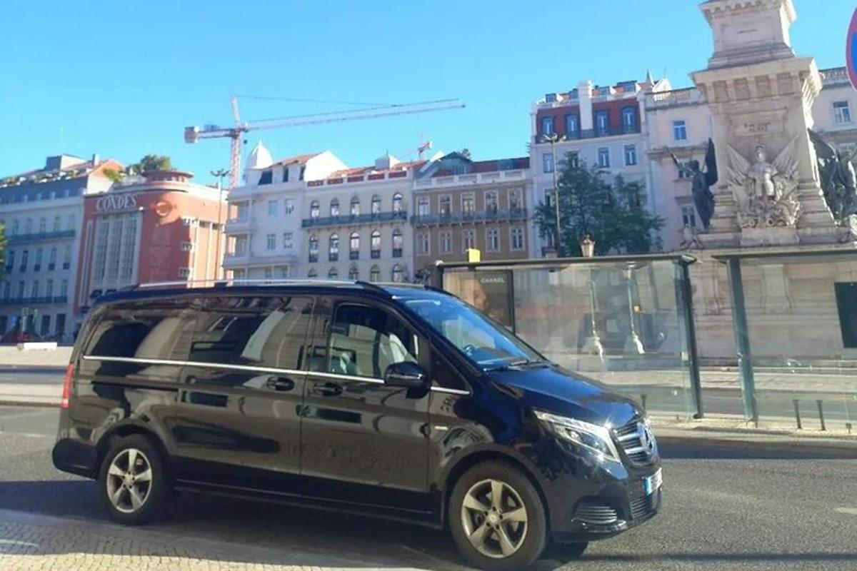 černé SUV jedoucí po městské ulici