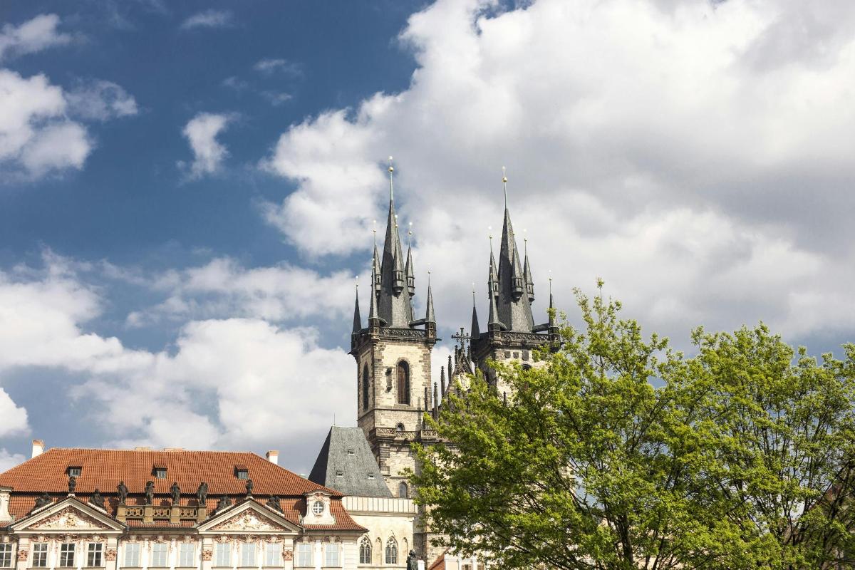 katedrála se dvěma věžemi na vrcholu budovy