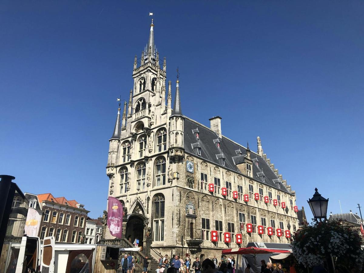 un grande edificio con una torre in cima