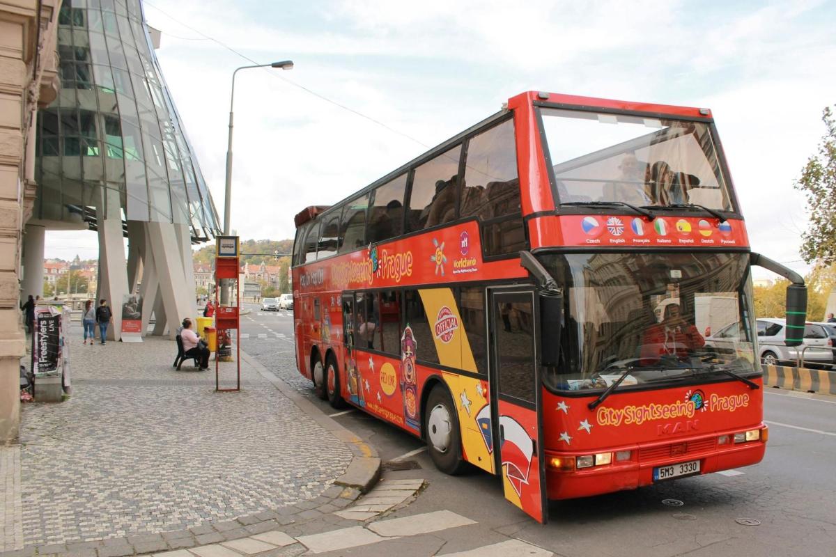 egy piros emeletes busz parkolt egy buszmegállóban