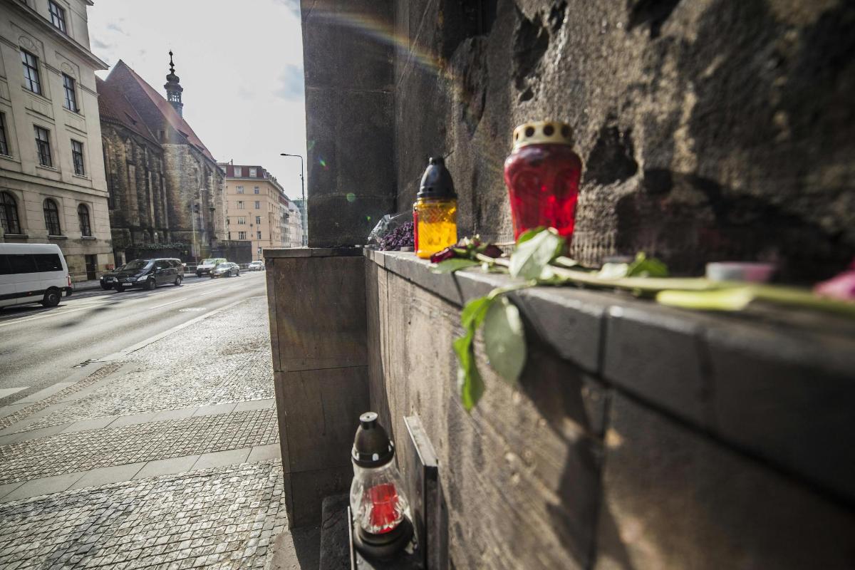 skupina lahví na zdi vedle ulice