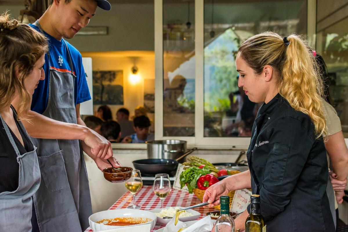 un gruppo di persone in cucina che preparano il cibo