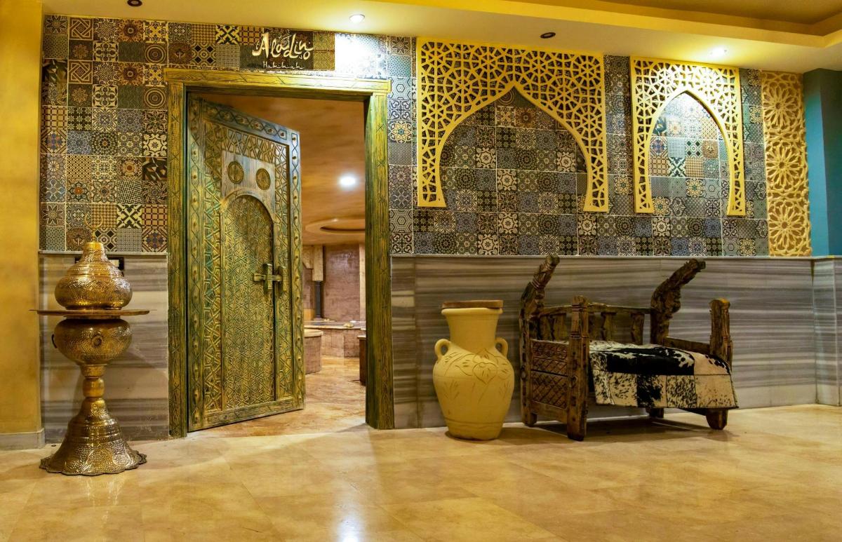 sebuah bilik dengan pintu dan pasu di dalam bilik