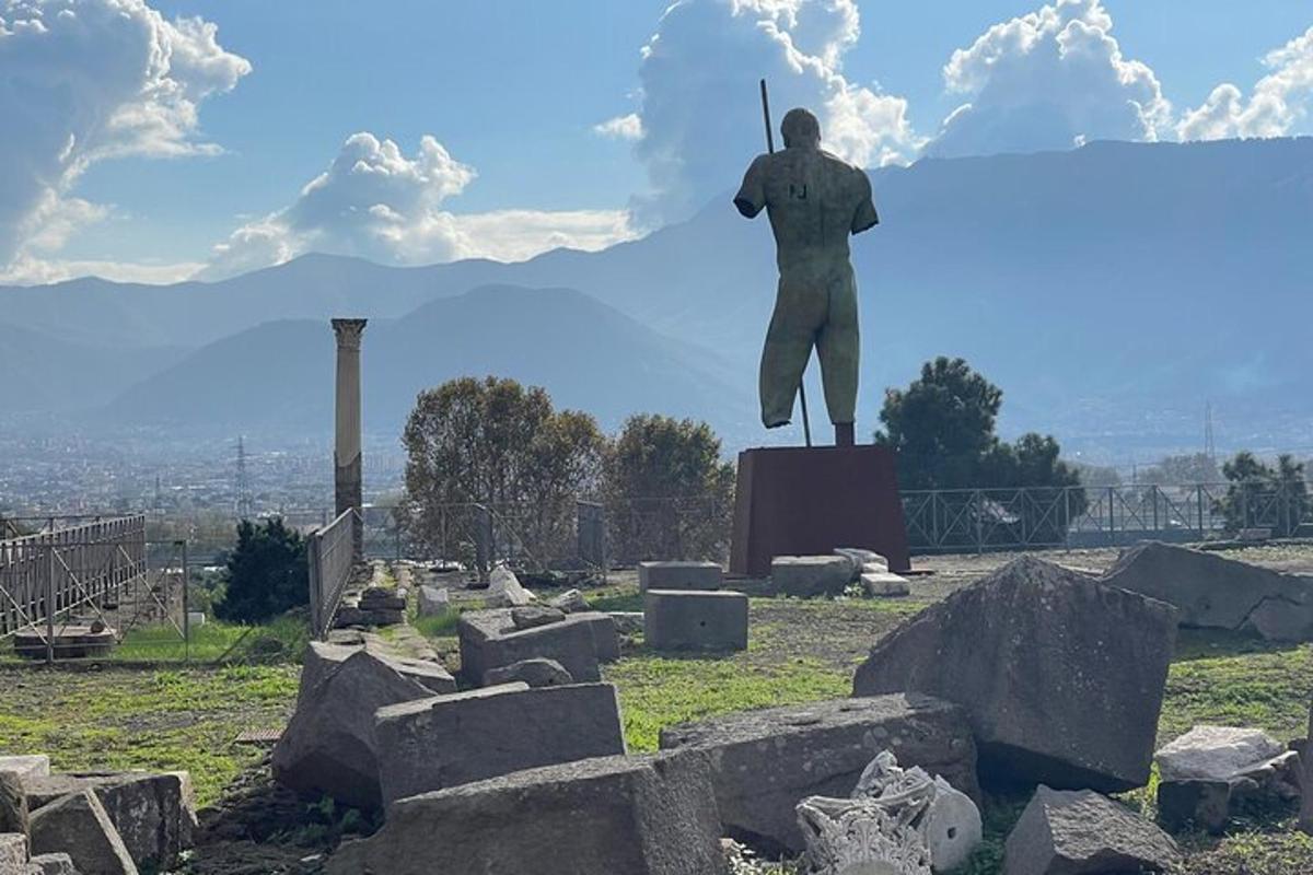 ένα άγαλμα ενός άνδρα που κρατάει ένα ρόπαλο του μπέιζμπολ