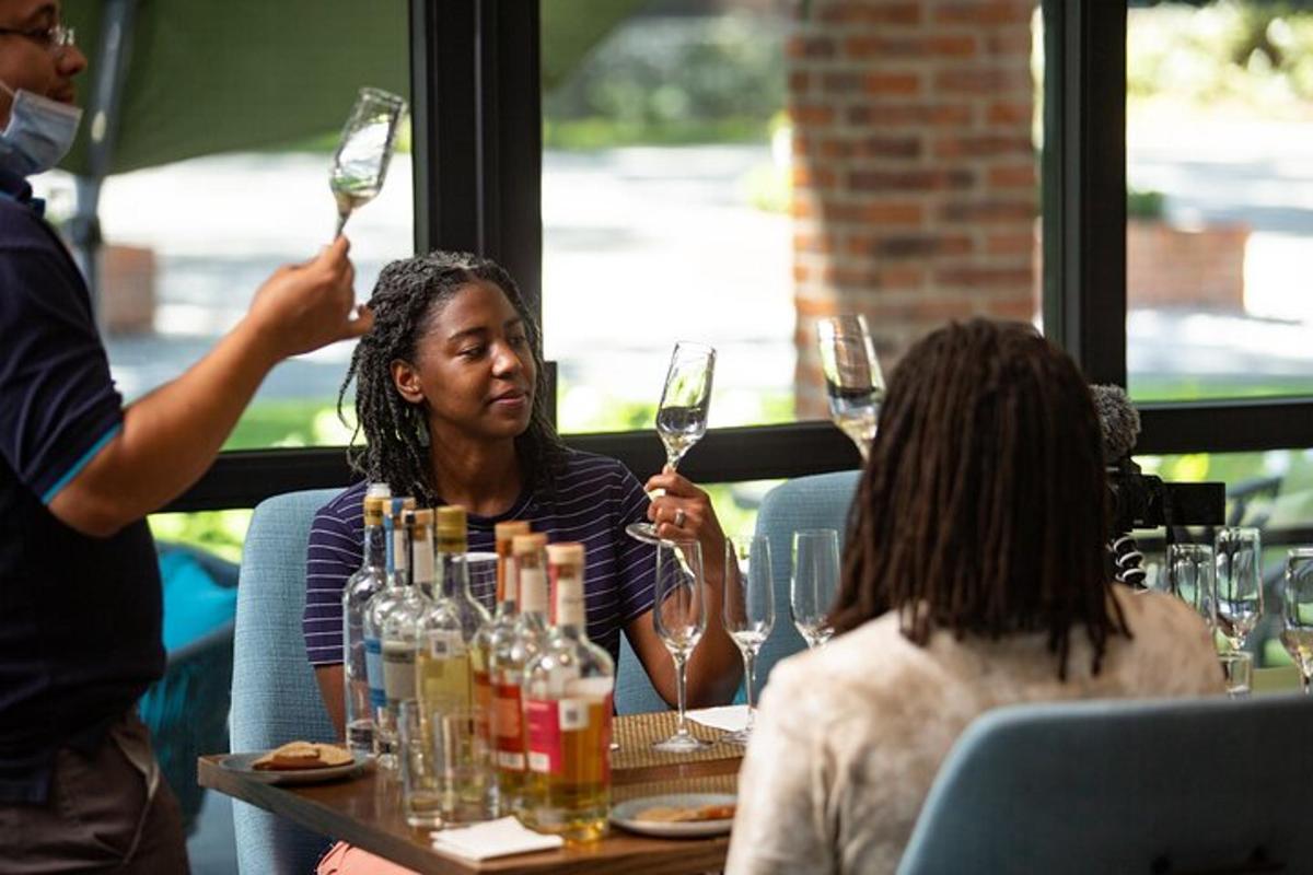 un gruppo di persone sedute a un tavolo con bicchieri di vino