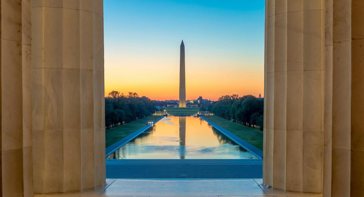 Pohled na Washingtonský monument skrz sloupy budovy