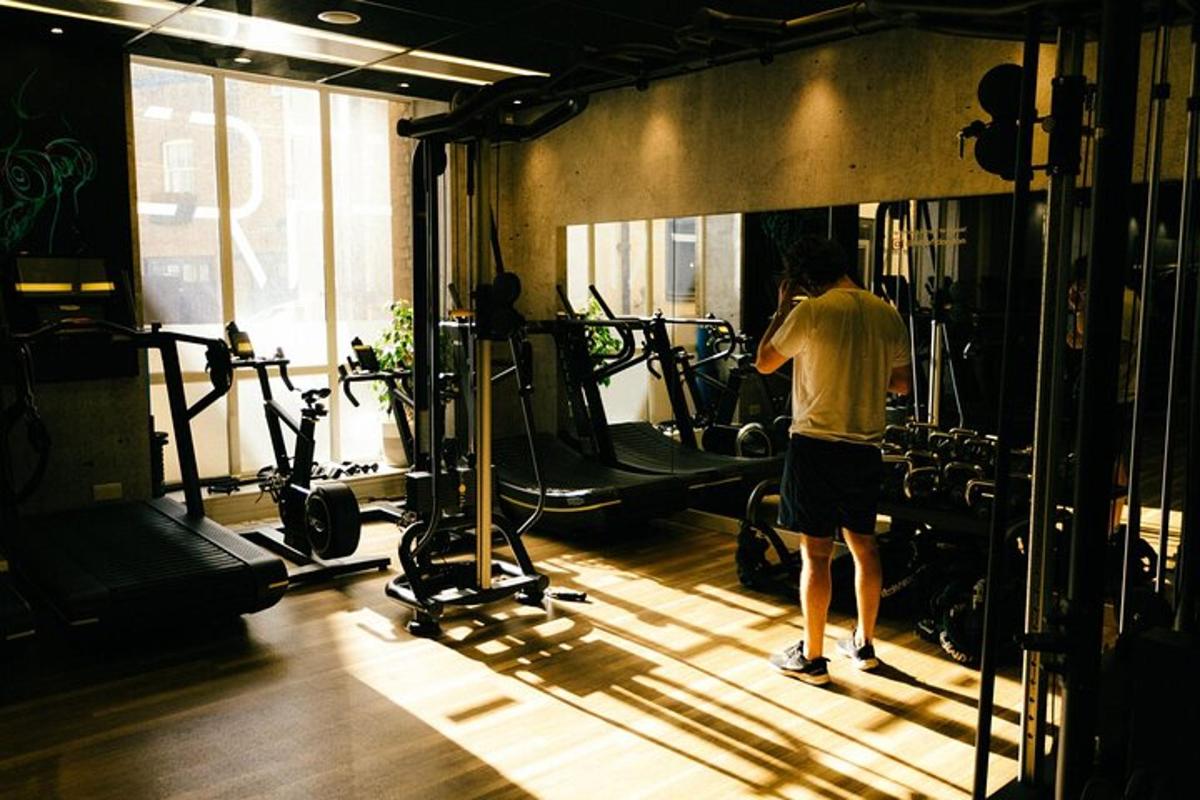 un homme s'entraînant dans une salle de sport avec des machines