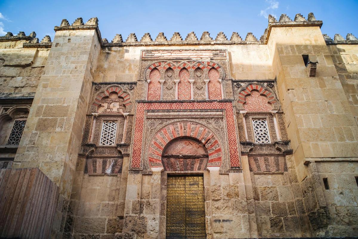 un edificio con una porta dorata di fronte