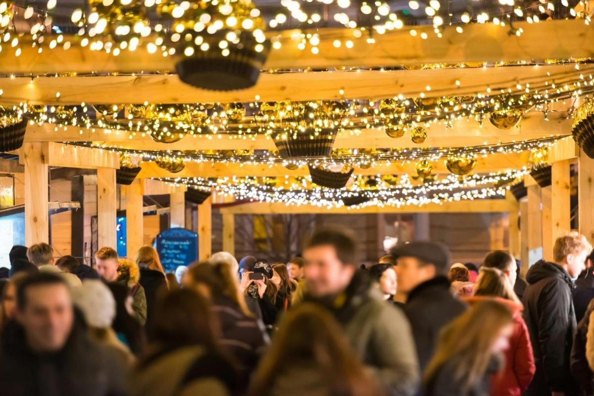 Una multitud de personas de pie frente a las luces