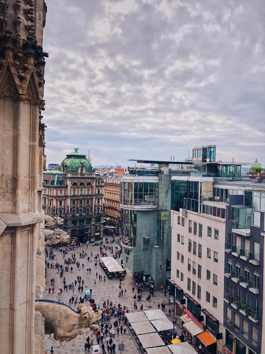 ein Blick auf eine Stadt mit einer Menschenmenge