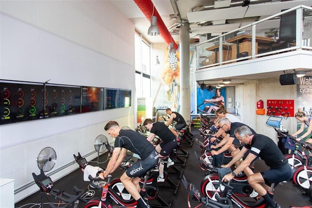 en gruppe mennesker, der cykler i et fitnesscenter