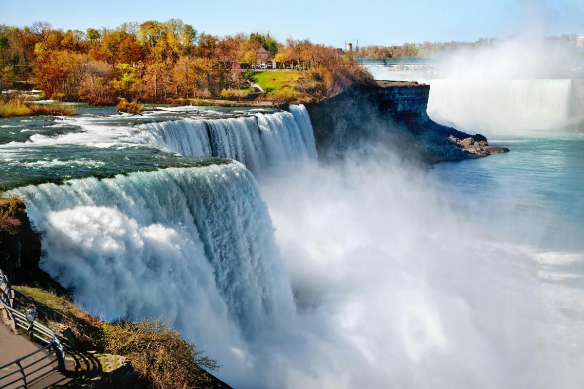 una cascada al mig d'un riu