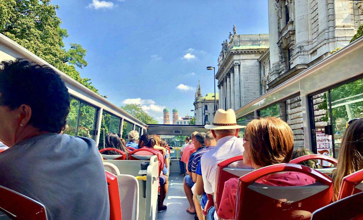 skupina ľudí sediacich v autobuse
