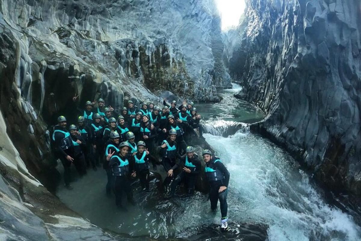 un gruppo di persone in posa per una foto in un fiume