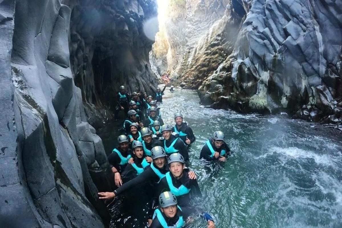 un gruppo di persone su una zattera in un fiume