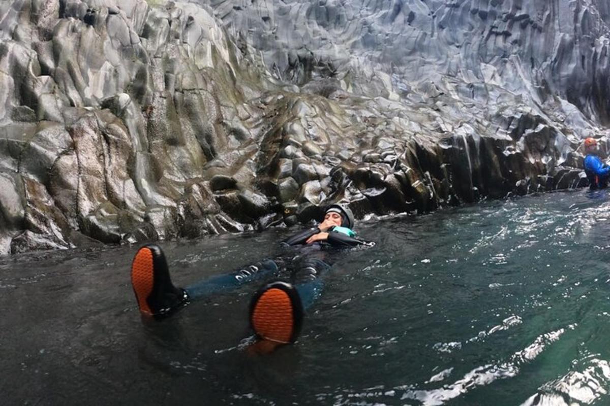una persona sdraiata in acqua su una zattera