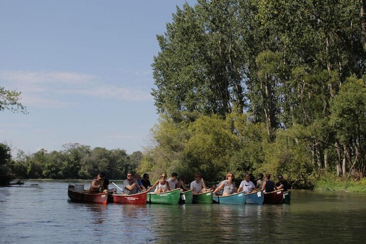 un grup de persones en barques en un riu