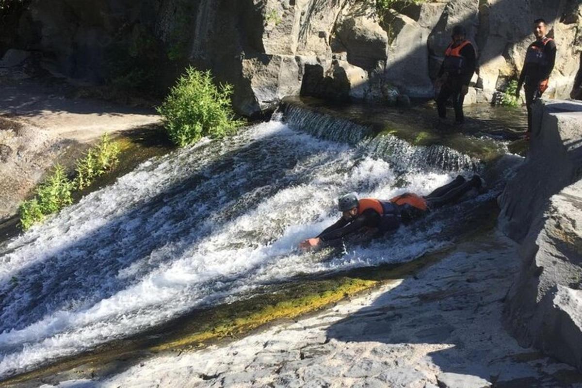 una persona sdraiata a terra in un fiume