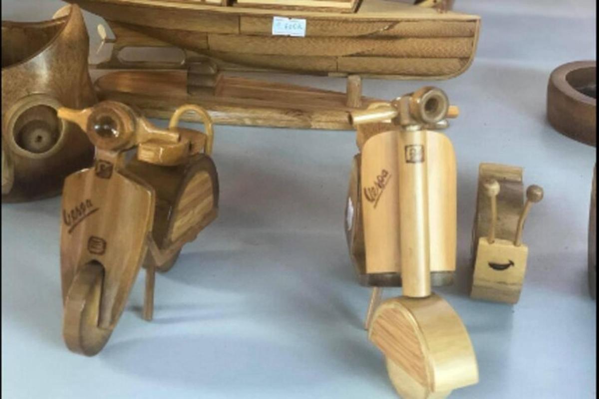 ein Motorroller aus Holz auf einem Tisch ausgestellt