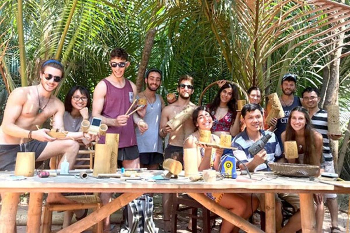 eine Gruppe von Menschen steht um einen Picknicktisch herum