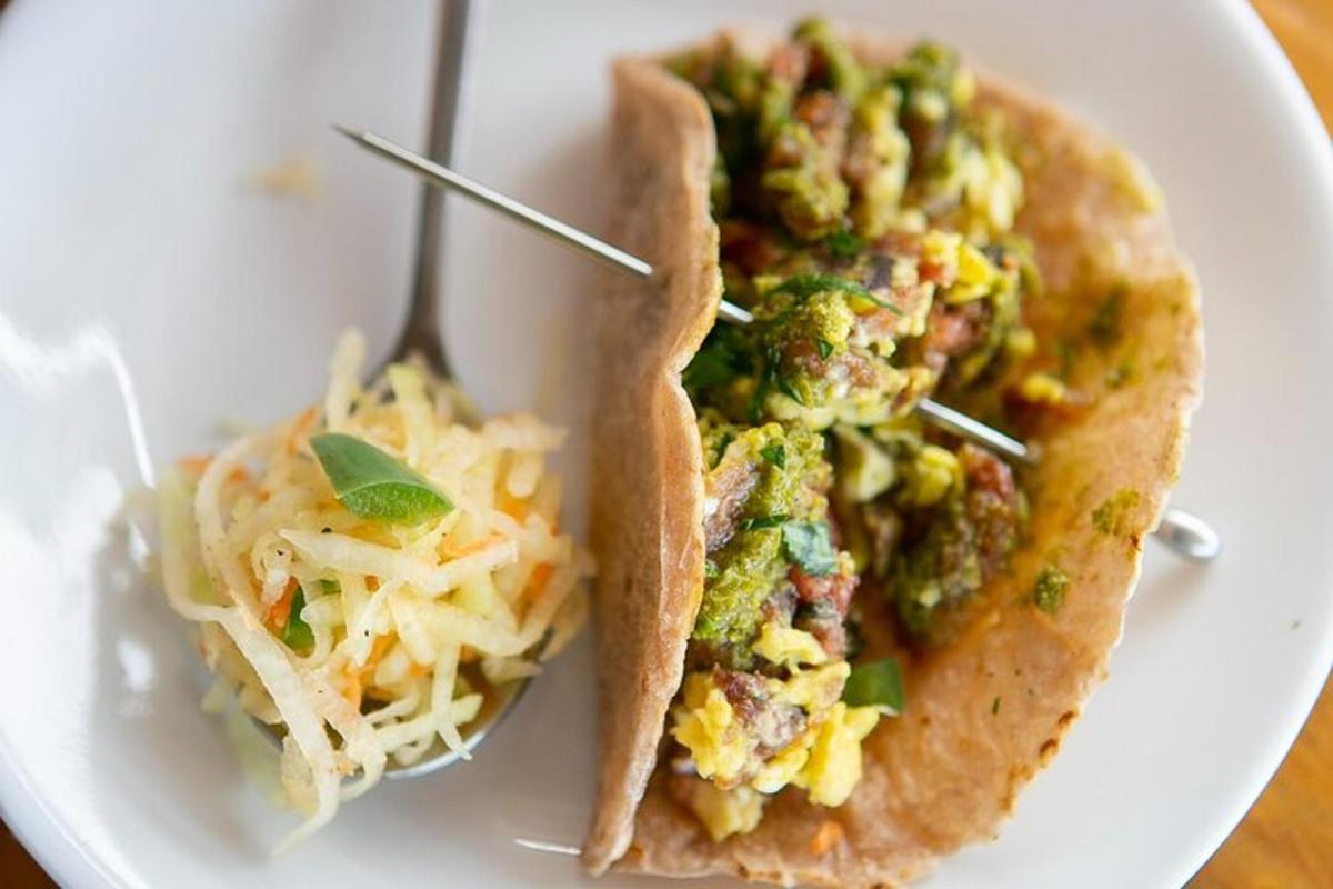 bílý talíř se dvěma tacos se sýrem a brokolicí
