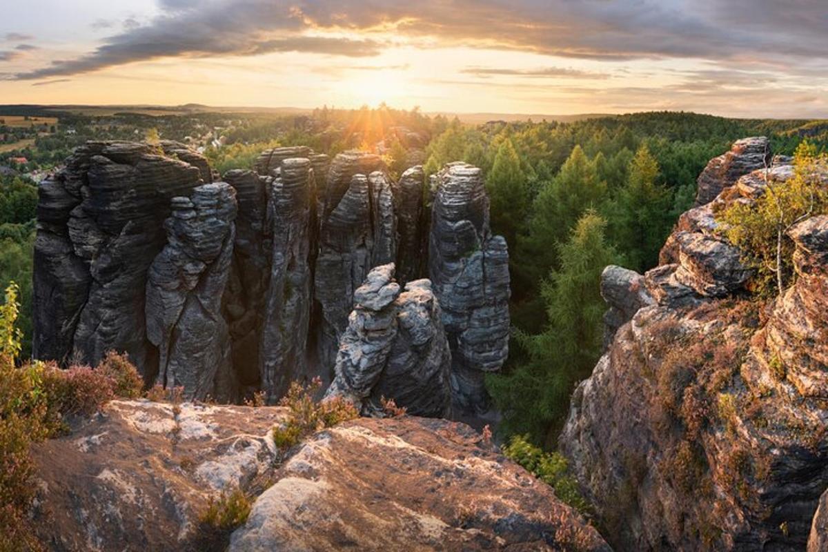 Una vista de una formación rocosa al atardecer.