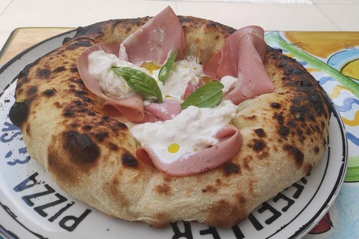 una pizza petita en un plat sobre una taula