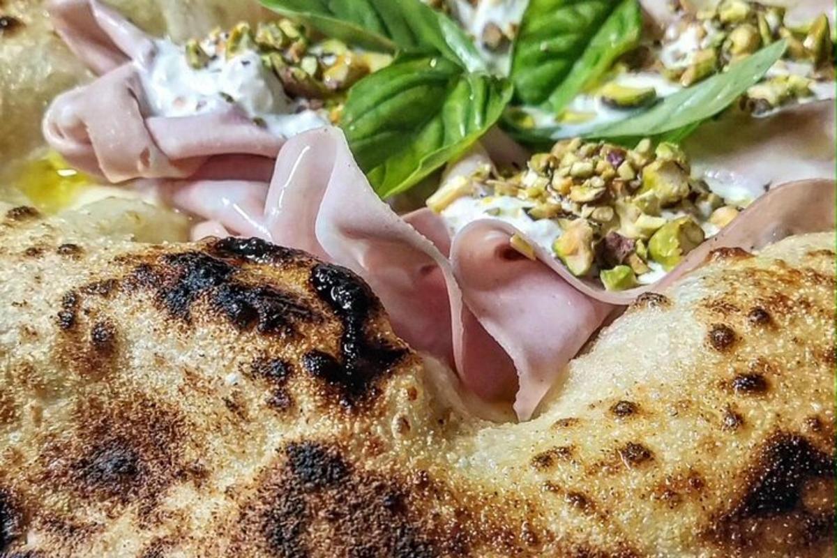 primer pla d'una pizza amb verdures