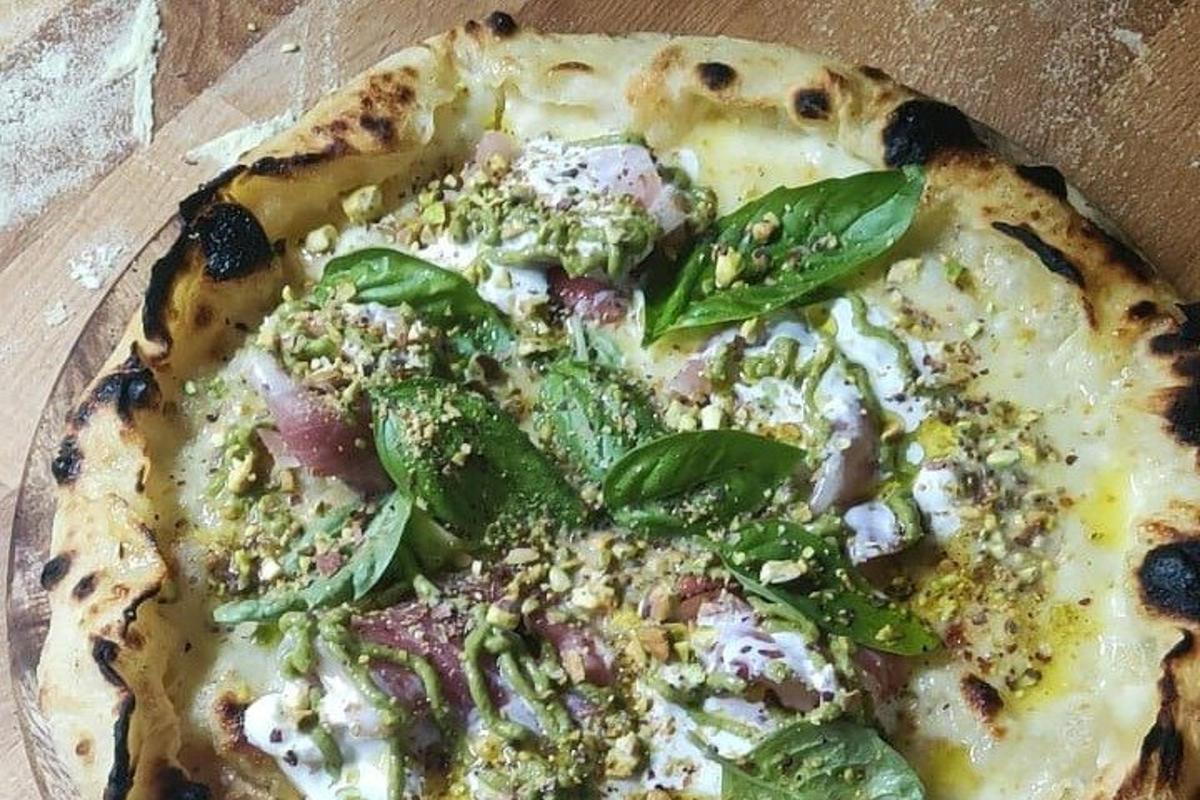 una pizza sobre una taula de fusta