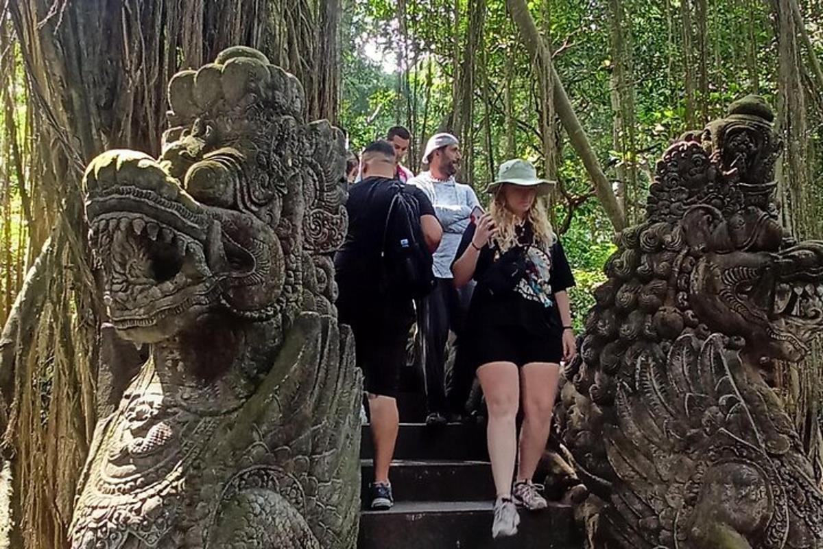 sekumpulan orang berjalan melalui kuil di dalam hutan