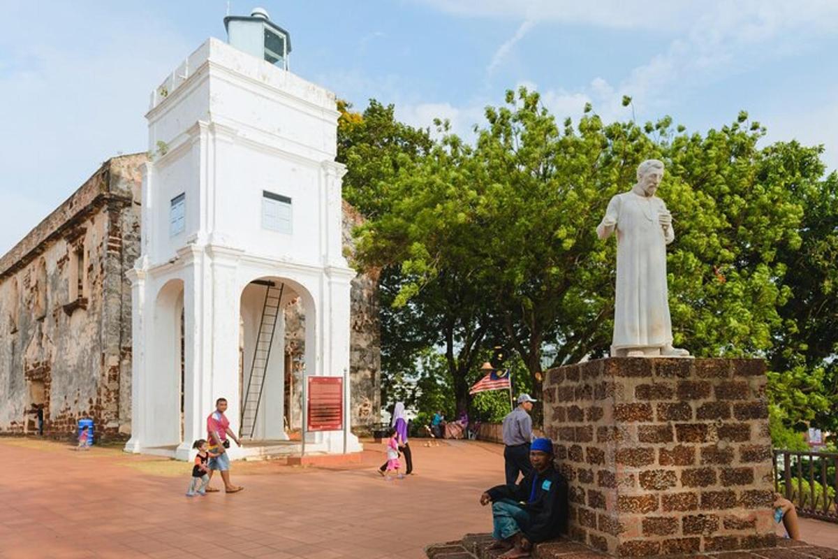 una statua di una donna seduta accanto a un monumento