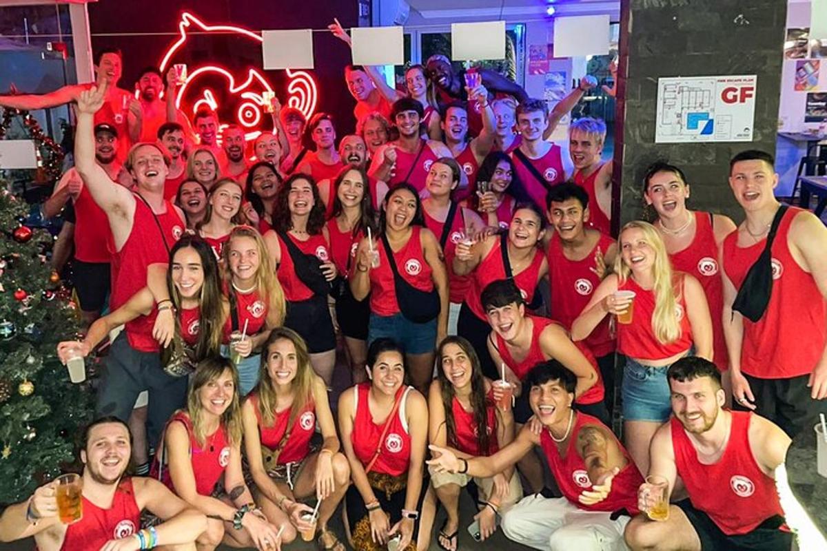 un gruppo di persone in maglietta rossa che posano per una foto