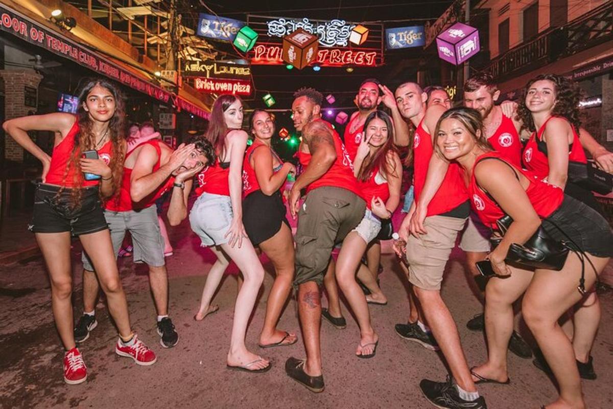 un gruppo di persone in camicie rosse in una discoteca