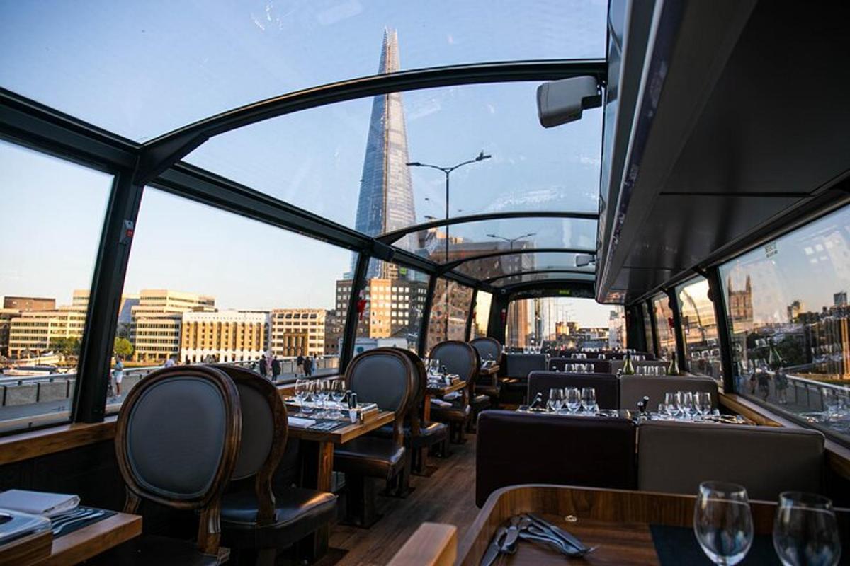 un ristorante con vista sullo Shard in città