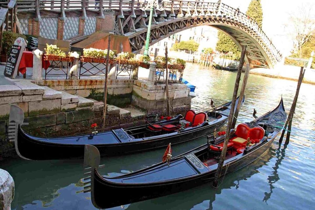 dua gondola di dalam air di bawah jambatan
