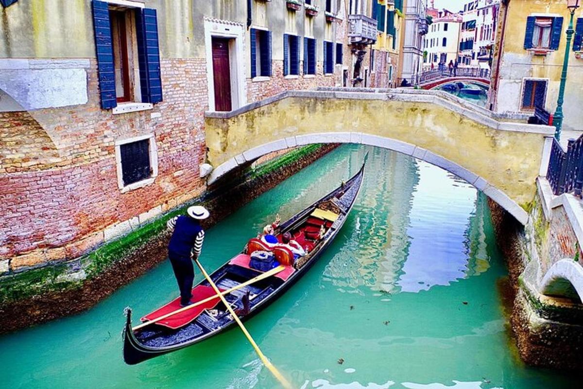 sekumpulan orang dalam gondola di bawah jambatan