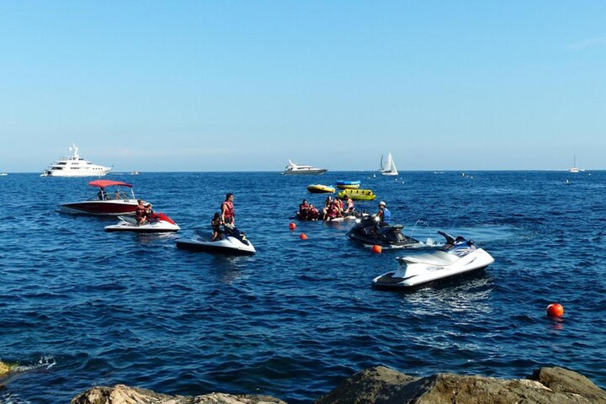 un grupo de personas en barcos en el agua